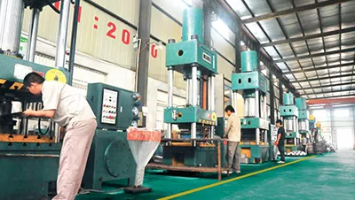 ورشة تشكيل المعادن والصب بالقوالب