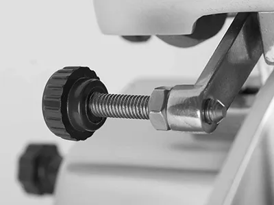 قاعدة تثبيت (رجل) مضادة للانزلاق